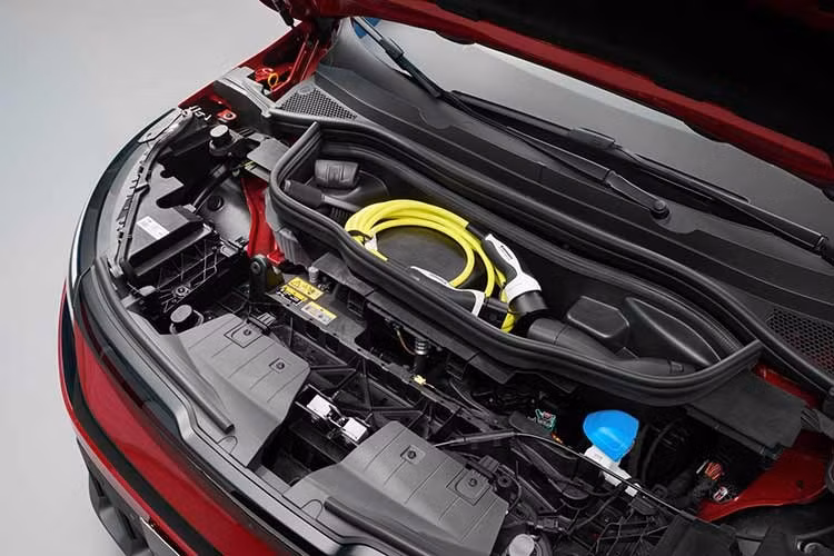 Xe có hỗ trợ sạc nhanh DC từ 10% lên 80% trong khoảng 24 phút. Mẫu xe này cũng được tích hợp công nghệ sạc hai chiều thông minh, cho phép cấp điện ngược lại cho thiết bị ngoại vi (V2L), hộ gia đình (V2H) hoặc lưới điện (V2G).