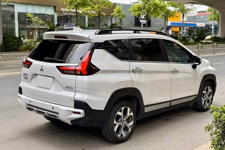 Thực tế, Mitsubishi Xpander Cross vẫn là một trong những mẫu MPV gầm cao giữ giá khá tốt trên thị trường Việt Nam nhờ độ phổ biến, chi phí vận hành thấp và tính thực dụng cao. Tuy nhiên, khi thế hệ mới liên tục được bổ sung trang bị, không ít chủ xe đời 2024 đã bắt đầu chấp nhận giảm giá sâu hơn để tăng khả năng giao dịch.
