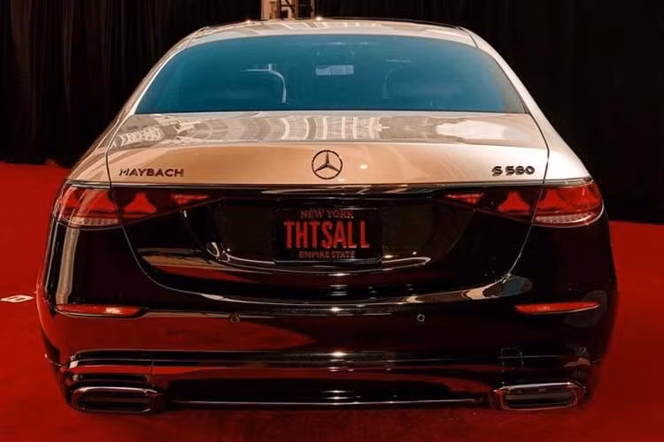 Mercedes-Maybach S 580 Night Series xuất hiện tại các sự kiện quảng bá phim mang những dấu ấn nhận diện độc quyền. Điểm nhấn đầu tiên ở ngoại thất là sự kết hợp giữa hai tông màu tương phản vàng Kalahari Gold và đen Obsidian Black. Đây là một sự kết hợp đặc biệt thuộc chương trình cá nhân hóa Manufaktur, vốn không được áp dụng thông thường cho gói trang bị Night Series.