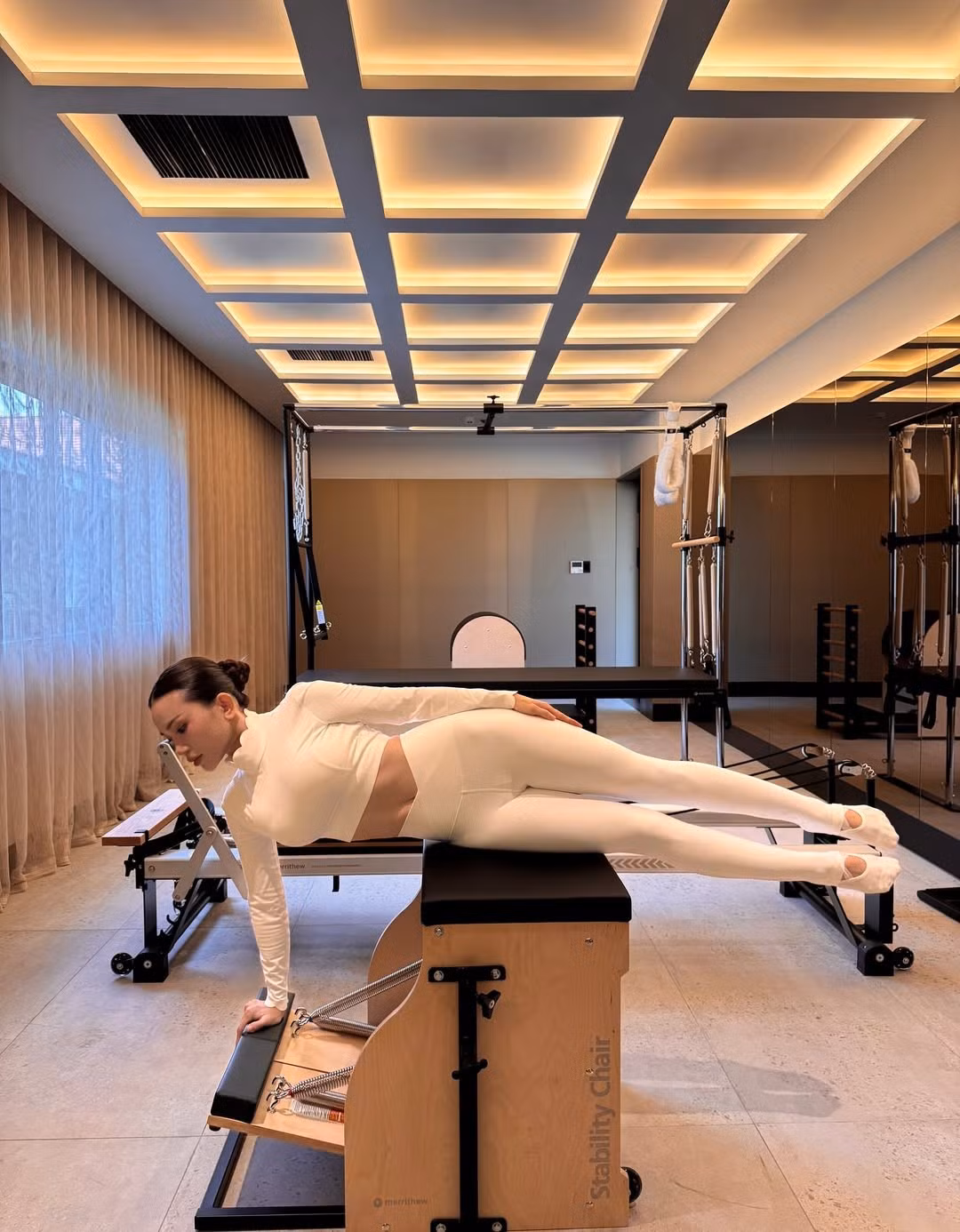 Loạt ảnh này không chỉ đơn thuần là khoe dáng, mà còn là lời truyền cảm hứng mạnh mẽ từ Sĩ Thanh đến cộng đồng.
