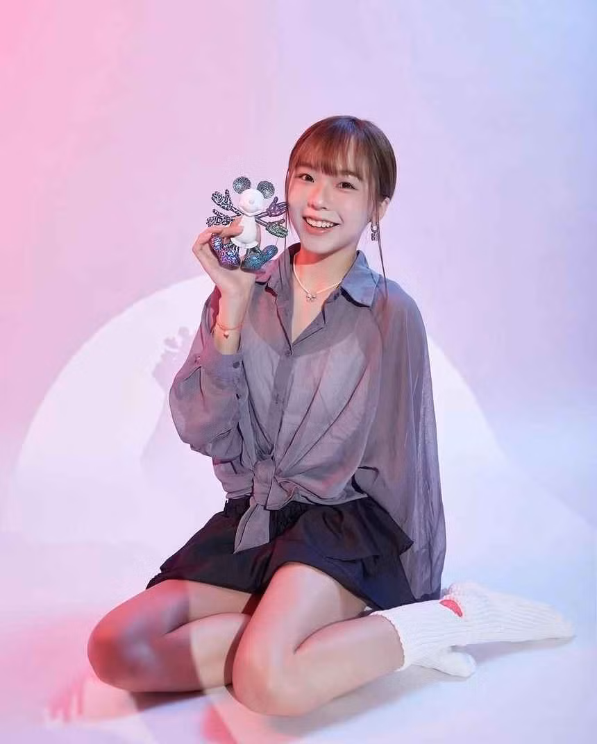 Dù ở trên sân hay ngoài đời thường, Liao đều thu hút người đối diện bởi nhan sắc thuần khiết.