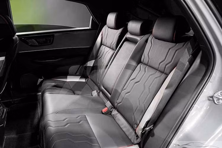 Honda e:N2 được trang bị nhiều hệ thống an toàn và hỗ trợ lái, gồm phanh ABS/EBD/BA, cân bằng điện tử VSA, cảnh báo điểm mù, cảnh báo phương tiện cắt ngang khi lùi, phanh khẩn cấp tự động, hỗ trợ giữ làn đường, ga tự động thích ứng Stop &amp; Go và camera 360 độ. Xe cũng có cảm biến đỗ xe trước sau, hệ thống cảnh báo áp suất lốp và nhiều túi khí bảo vệ.