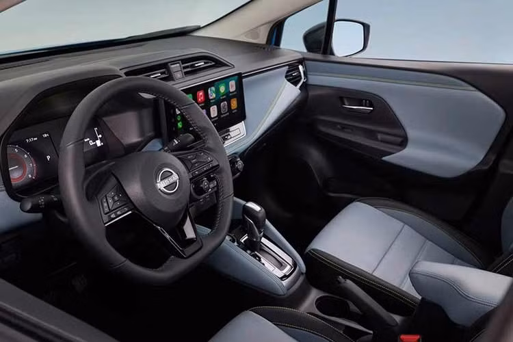Không gian nội thất là khu vực có nhiều cải tiến đáng chú ý. Nissan đã thiết kế lại bảng táp-lô và khu vực điều khiển trung tâm, đồng thời trang bị cụm đồng hồ kỹ thuật số hoàn toàn mới.