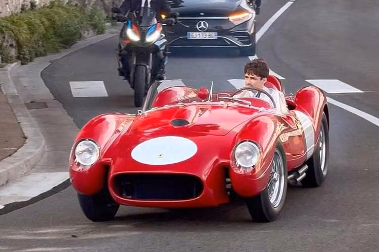 Charles Leclerc và Alexandra Saint Mleux hiện đã kết hôn này lần đầu tiên được bắt gặp cùng nhau vào tháng 7/2023 tại Wimbledon sau khi tin đồn về mối quan hệ của họ xuất hiện vào tháng 3 cùng năm. Cặp đôi đã thông báo đính hôn vào tháng 11/2025, đăng một loạt ảnh trên Instagram với chú thích "Ông và Bà Leclerc".