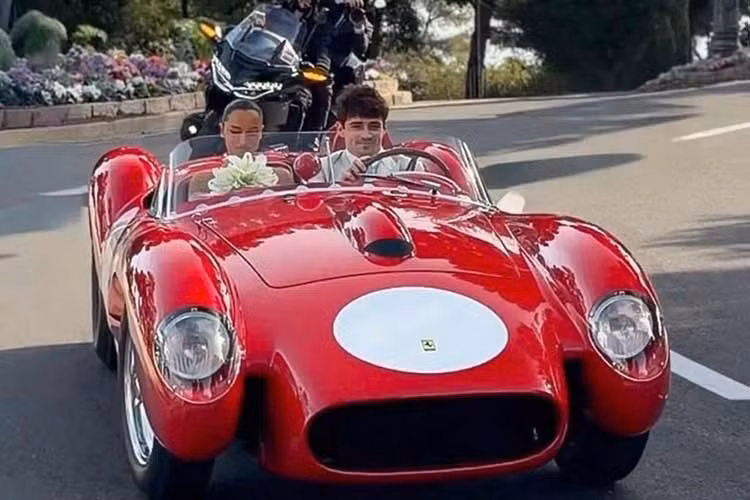 Được biết, ngoài đường đua - Charles Leclerc cũng gây chú ý khi lấn sân sang âm nhạc, hợp tác với nghệ sĩ piano Sofiane Pamart phát hành EP Dreamers năm 2024, từng vươn lên vị trí thứ hai bảng xếp hạng Billboard Classical Albums.