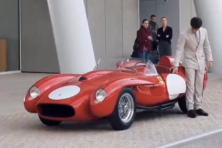 Charles Leclerc đã kết hôn với người bạn gái lâu năm, Alexandra Saint Mleux. Tay đua Công thức 1 và siêu mẫu đã có chiếc xe cưới hoàn hảo một chiếc Ferrari 250 Testa Rossa đời 1957, đây là một chiếc xe cổ hàng hiếm có với mức giá ước tính khoảng 12 triệu USD (khoảng hơn 311 tỷ đồng).