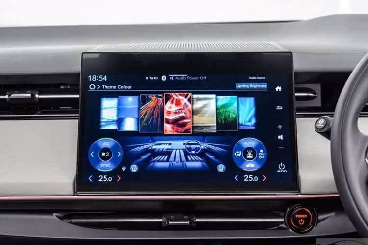 Về giải trí, mẫu SUV điện này sở hữu màn hình đồng hồ kỹ thuật số 9,4 inch, màn hình hiển thị kính lái HUD 11,5 inch cùng màn hình giải trí trung tâm 12,8 inch hỗ trợ Apple CarPlay và Android Auto không dây. Hệ thống âm thanh BOSE 12 loa, sạc điện thoại không dây và kết nối Honda CONNECT cũng được trang bị.