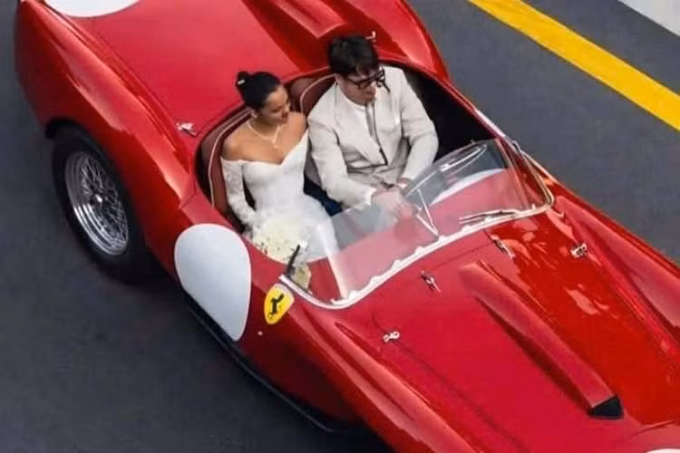 Họ thực sự không có thời gian cho tuần trăng mật. Charles Leclerc phải bay nửa vòng trái đất để tham dự chặng đua Grand Prix đầu tiên của mùa giải. Trong 2 năm qua, họ thường xuyên được bắt gặp quanh khu vực đường đua, trở thành những gương mặt quen thuộc trong các ngày cuối tuần đua.