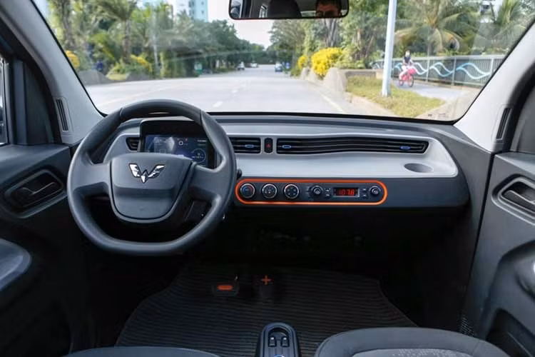 Về thiết kế, Wuling Mini EV chạy điện có kích thước dài x rộng x cao lần lượt 2.921 x 1.499 x 1.626 mm, chiều dài cơ sở đạt 1.941 mm, tất cả các thông số đều nhỏ hơn rất nhiều so với các mẫu xe hạng A đang bán tại Việt Nam.