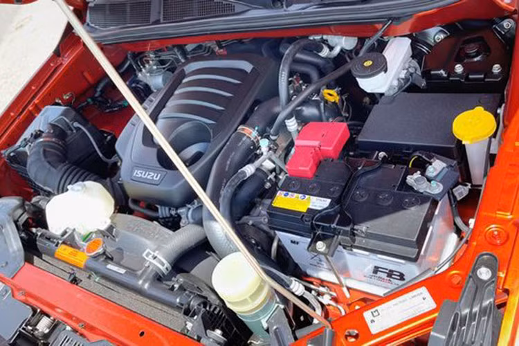 Bên dưới nắp ca-pô của Isuzu D-Max là khối động cơ 1.9L, sản sinh công suất cực đại 150 mã lực, mô-men xoắn cực đại 350 Nm. Phiên bản Prestige 4x2 AT sử dụng hộp số tự động 6 cấp kết hợp hệ dẫn động cầu sau. Cỗ máy vận hành này tiếp tục được tái sử dụng trên phiên nâng cấp mới.