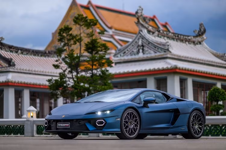 Hệ thống phanh hiệu suất cao cho phép dừng xe từ 100 km/h về 0 chỉ trong 32 mét. Ngoài ra, xe còn được hỗ trợ sạc AC 7kW, sạc đầy pin chỉ trong 30 phút, phù hợp với việc sử dụng hàng ngày trong đô thị ở chế độ thuần điện khi cần.