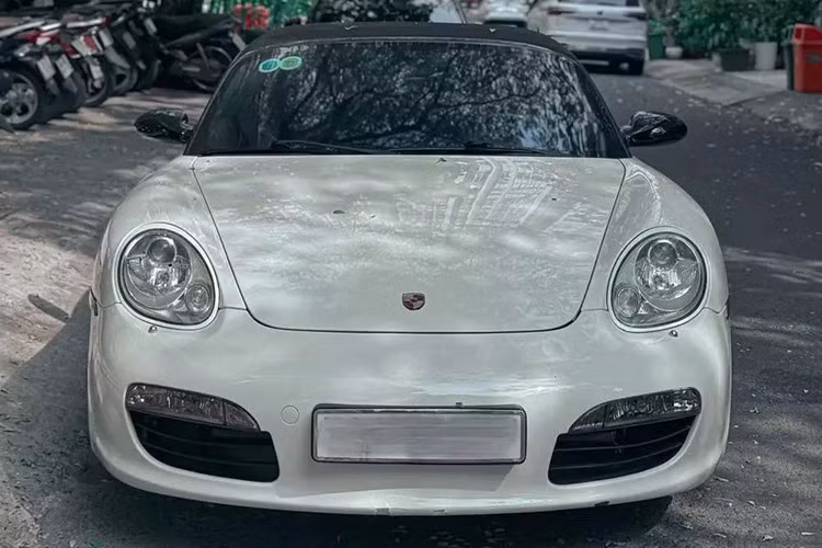 Tại Việt Nam, có lẽ giới chơi xe quen thuộc hơn với thế hệ thứ 4 của dòng xe thể thao mui trần nhà Porsche mang tên gọi 718 Boxster, nhưng trước đó, các đại gia trong nước đã chơi qua 3 thế hệ xe Porsche Boxster và nổi bật cũng như có số lượng nhiều là Porsche Boxster 987, được sản xuất từ năm 2005 đến 2012.