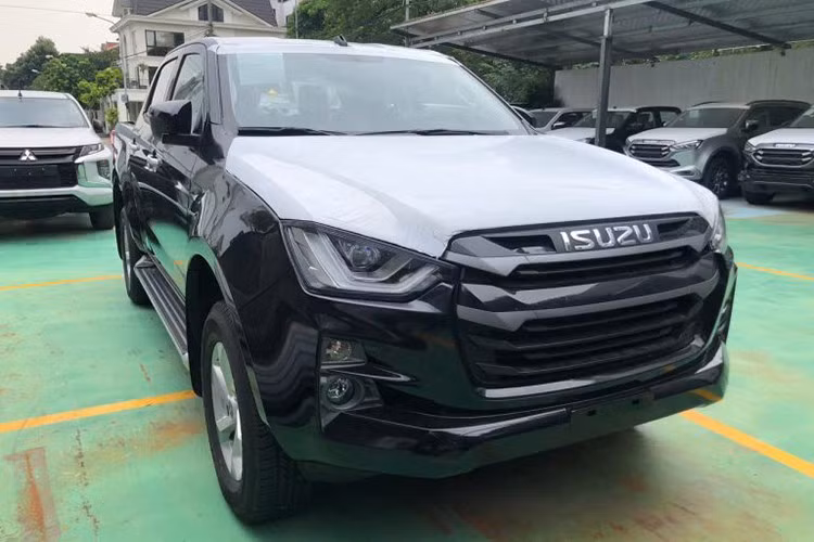 Trong bối cảnh đại lý và hàng xe liên tục công bố mức ưu đãi cho khách hàng ký hợp đồng đặt cọc trong tháng 6, người tiêu dùng có nhiều lựa chọn hấp dẫn. Tuy nhiên, đối với những người kinh tế hạn hẹp, cần tìn một chiếc xe có giá cả phải chăng để phục vụ công việc di chuyển, chuyên chở hàng ngày thì chiếc xe bán tải của Isuzu D-Max được xem là "hợp ví".