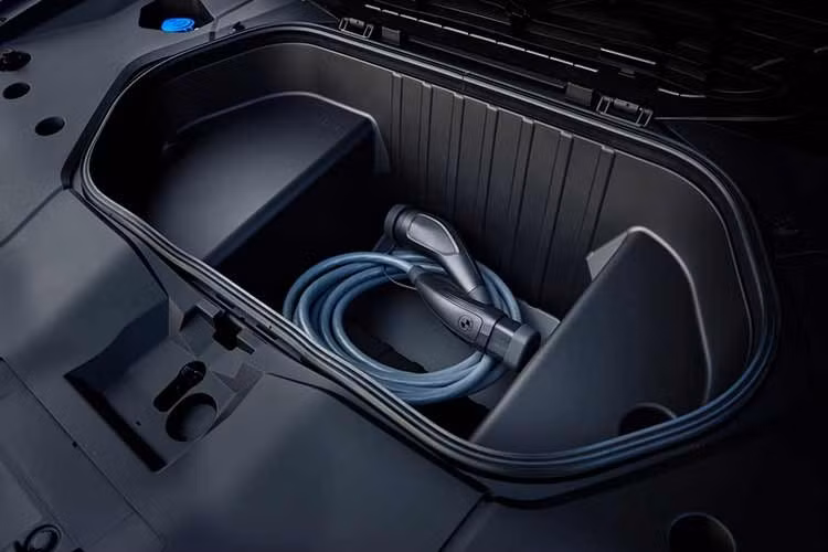 Trang bị an toàn của BMW iX3 cũng "nhiều như mây" với 7 túi khí, cảnh báo áp suất lốp, cảnh báo lệch làn đường, cảnh báo chuyển làn đường, hỗ trợ đánh lái khẩn cấp, hỗ trợ phanh khẩn cấp khi tiến/lùi, ngăn va chạm khi lùi, cảnh báo người lái mất tập trung, cảnh báo va chạm khi mở cửa, cảnh báo khoảng cách đỗ xe kèm hỗ trợ phanh khẩn cấp, camera 360 độ, hỗ trợ đỗ xe tự động...
