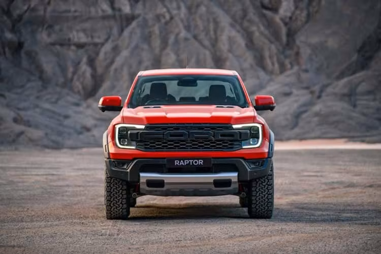 Các đại lý Ford chính hãng tại Việt Nam hiện đã bắt đầu nhận cọc cho mẫu xe bán tải Ranger Raptor máy xăng V6 thế hệ mới. Theo thông tin từ đại lý, xe sẽ ra mắt thị trường Việt Nam trong quý II năm nay dưới dạng ô tô nhập khẩu nguyên chiếc từ Thái Lan.
