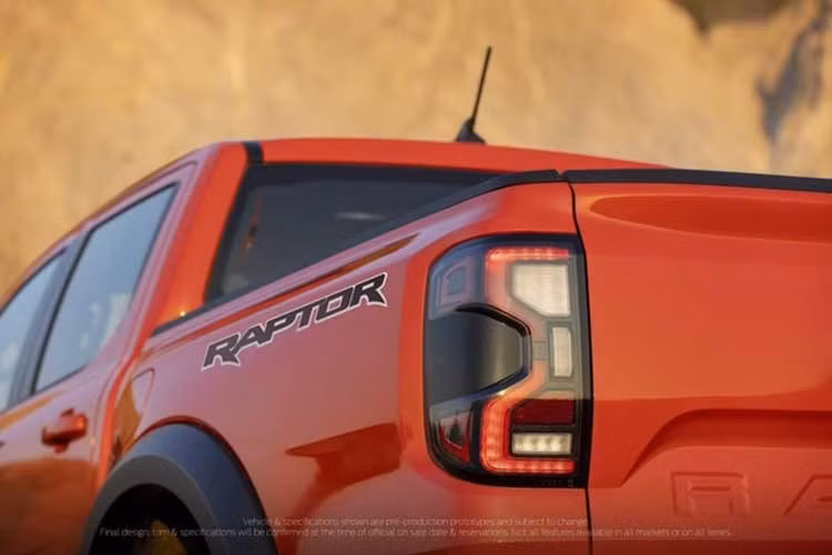 Bên cạnh Ford Ranger Raptor 2026 máy V6 còn được trang bị hệ thống xả kép với van chủ động, mang đến 4 chế độ âm thanh là Quiet (dùng cho khởi động buổi sáng sớm), Normal (dùng hàng ngày), Sport (tiếng to hơn) và Baja (dùng khi chạy off-road).