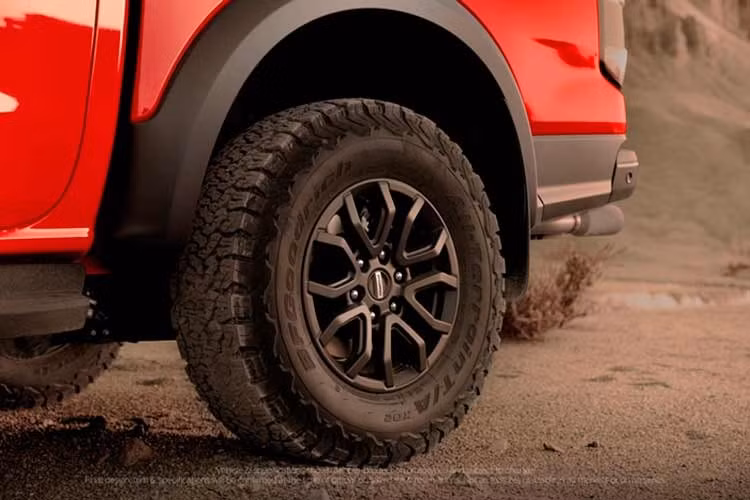 So với bản máy dầu, Ford Ranger Raptor 2026 máy xăng V6 mạnh hơn đáng kể. Bản máy dầu hiện sở hữu công suất tối đa 207 mã lực tại tua máy 3.750 vòng/phút và mô-men xoắn cực đại 500 Nm từ dải tua máy 1.750-2.000 vòng/phút. Cả hai động cơ này đều kết hợp với hộp số tự động 10 cấp và hệ dẫn động 4 bánh toàn thời gian AWD.