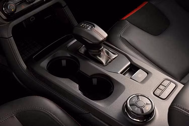 Tại thị trường Thái Lan, mẫu xe bán tải này có những trang bị tiêu chuẩn như 2 ghế trước chỉnh điện 10 hướng, bảng đồng hồ kỹ thuật số 12,4 inch, hệ thống SYNC 4A đi kèm màn hình cảm ứng 12 inch, hỗ trợ kết nối Apple CarPlay/Android Auto không dây, ra lệnh bằng giọng nói, hệ thống định vị, hệ thống âm thanh Bang &amp; Olufsen 10 loa...