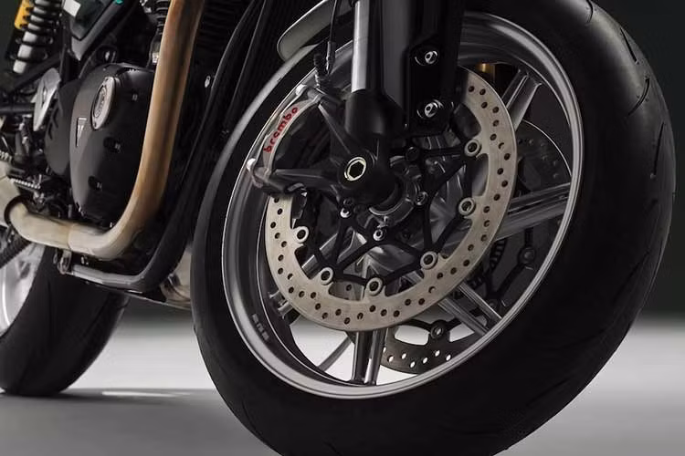 Về cơ bản có thể coi Speed Twin 1200 Cafe Racer là mẫu xe kế nhiệm gián tiếp của Triumph Thruxton 1200 R/RS, khi chúng dựa trên một nền tảng và có dáng cafe racer. Tuy nhiên Speed Twin 1200 Cafe Racer có bình xăng, mâm đúc, đồng hồ đơn khác biệt so với Thruxton.