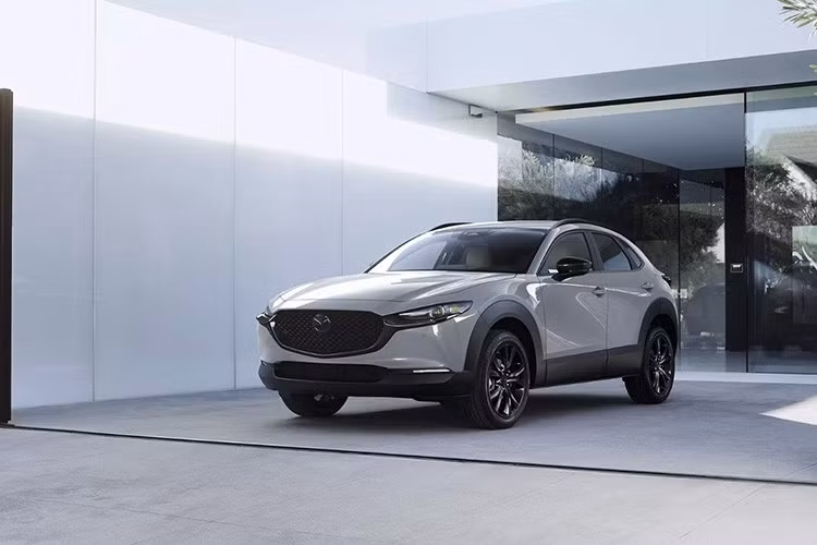 Các phiên bản khác cũng có kiểu dáng hatchback là 25S và 25L, cả hai đều có tùy chọn dẫn động cầu trước hoặc dẫn động bốn bánh, cũng như lựa chọn hộp số tự động hoặc số sàn 6 cấp.