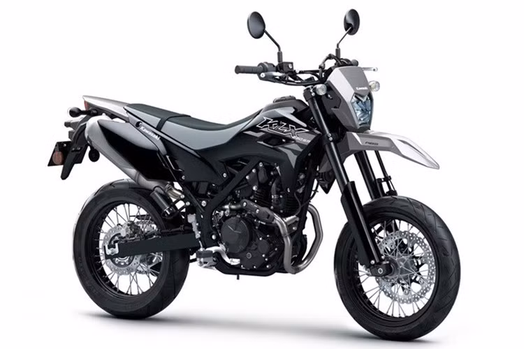 Được phát triển từ nền tảng dòng xe cào cào địa hình Kawasaki KLX, KLX150SM 2027 được điều chỉnh để phù hợp với nhu cầu vận hành trên đường nhựa. Mẫu xe sử dụng bộ vành nan hoa 17 inch cho cả hai bánh, kết hợp lốp đường phố, hệ thống phanh đĩa cỡ lớn và hệ thống treo có hành trình dài.