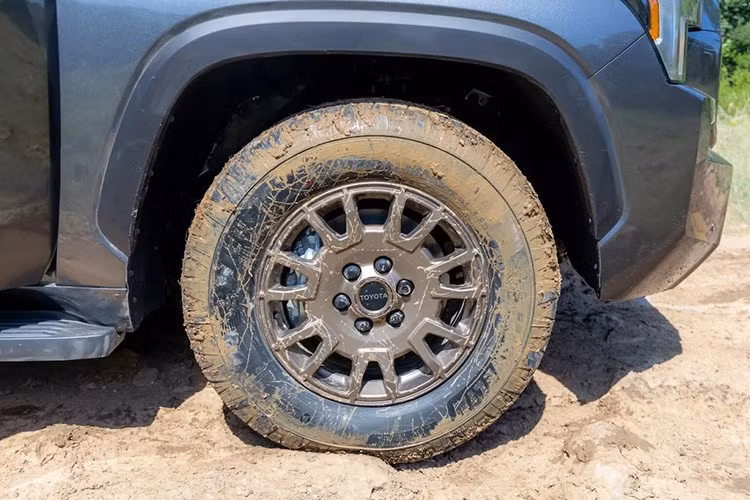 Điều đáng chú ý là thông báo của Toyota không đề cập đến bất kỳ cập nhật nào về hệ thống truyền động. Điều đó cho thấy rất có thể mẫu SUV này sẽ tiếp tục sử dụng hệ thống hybrid i-Force MAX hiện có, kết hợp động cơ V6 3.4 lít tăng áp kép với một động cơ điện để sản sinh công suất 437 mã lực (326kW) và mô-men xoắn 790Nm, mặc dù Toyota vẫn chưa chính thức xác nhận thông số kỹ thuật cho mẫu xe năm 2027.