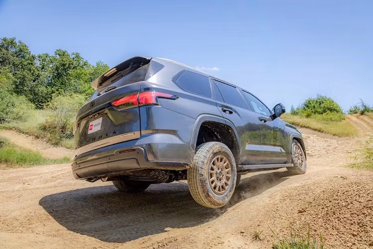 Sequoia được nâng cấp có phần đầu xe sắc nét hơn. Theo Toyota, thiết kế này nhấn mạnh các đường ngang tạo nên dáng vẻ mạnh mẽ hơn. Một số phiên bản được bổ sung thêm các chi tiết mạ crôm được thiết kế lại, lưới tản nhiệt mới, đèn sương mù hình chữ nhật và thiết kế cản trước phía dưới gọn gàng hơn.
