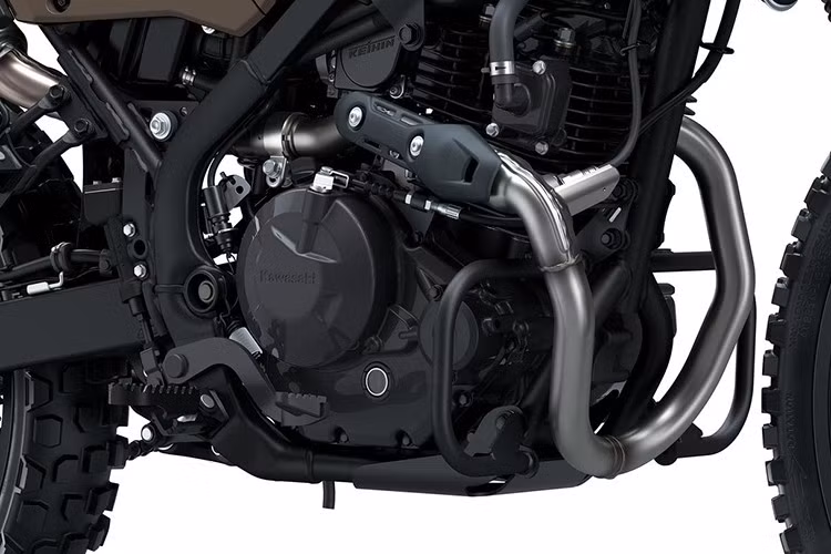 Trong khi phía sau là giảm xóc đơn Uni-Trak có hành trình 192 mm và hỗ trợ điều chỉnh tải trước. Trên phiên bản SE, cặp phuộc trước được sơn màu vàng, trong khi các thông số kỹ thuật vẫn giữ nguyên so với bản tiêu chuẩn.