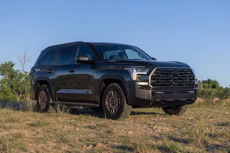 Phiên bản nâng cấp của dòng SUV ba hàng ghế Toyota Sequoia 2027 cuối cùng cũng đã ra mắt với nhiều cải tiến. Khách hàng sẽ nhận được nhiều công nghệ và trang bị an toàn hơn, cùng với phiên bản Trailhunter mới hướng tới thám hiểm địa hình.