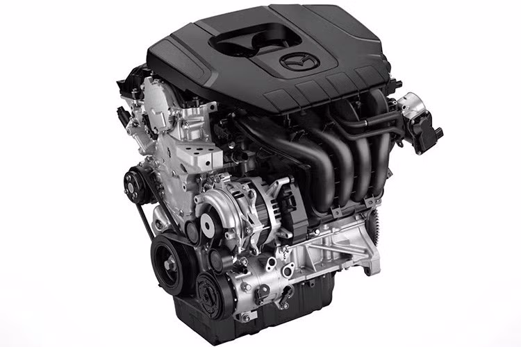 Cả hai phiên bản 15C và 15S đều chỉ có kiểu dáng hatchback và được trang bị động cơ xăng Skyactiv-G 1.5 lít hút khí tự nhiên, 4 xi-lanh thẳng hàng, công suất 111PS (110hp hoặc 82kW) tại 6.000 vòng/phút và mô-men xoắn 146Nm tại 3.500 vòng/phút, kết hợp với hộp số tự động 6 cấp dẫn động cầu trước.