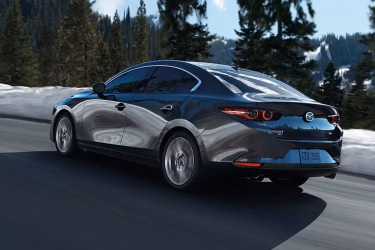 Công nghệ M Hybrid không phải là mới đối với cả hai mẫu xe, vì trước bản cập nhật mới nhất, khách hàng tại Nhật Bản cũng đã có thể sử dụng động cơ PE-VPH 2.0 lít, sản sinh công suất 156PS (154hp hoặc 115kW) tại 6.000 vòng/phút và mô-men xoắn 199Nm tại 4.000 vòng/phút, trong khi mô tơ ISG (mã hiệu MJ) có công suất 6.9PS (6.8hp hoặc 5.1kW) và mô-men xoắn 49Nm.