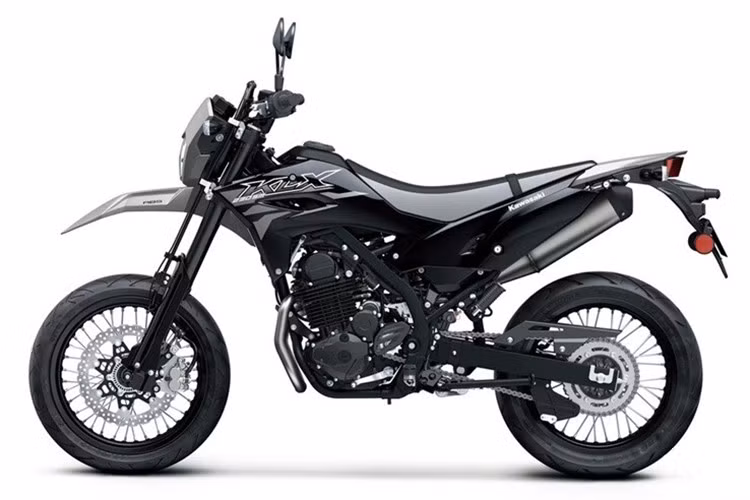 Thiết kế của KLX150SM vẫn mang đậm phong cách Motocross và Enduro với chắn bùn trước đặt cao, thân xe gọn gàng, yên dài và phần đuôi vuốt ngắn. Cả hai phiên bản đều được trang bị đèn pha LED. Bộ vành nan hoa 17 inch cho phép xe sử dụng nhiều lựa chọn lốp đường phố và lốp thể thao hơn so với cấu hình bánh xe địa hình truyền thống.