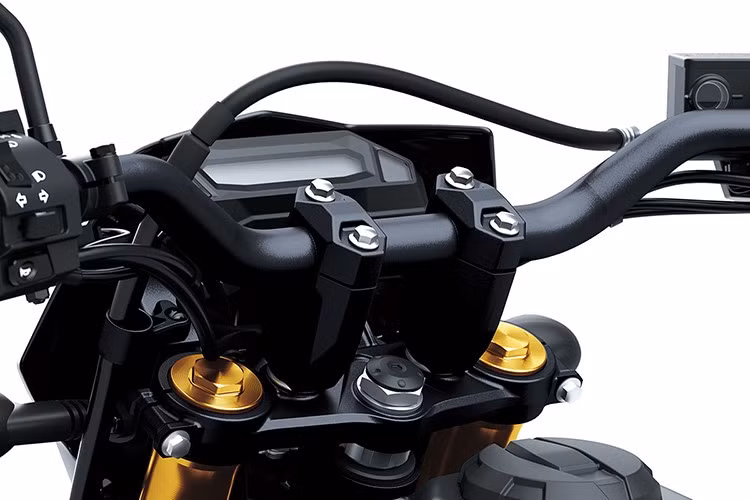 Cung cấp sức mạnh cho Kawasaki KLX150SM 2027 là động cơ xi-lanh đơn dung tích 144 cc, 4 thì, SOHC, 2 van, làm mát bằng không khí. Xe tiếp tục sử dụng bộ chế hòa khí Keihin NCV24 thay vì hệ thống phun xăng điện tử.