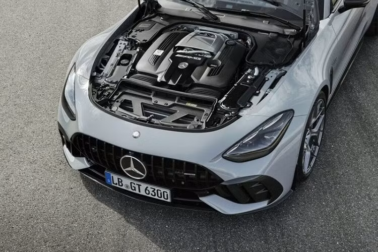 Xe sử dụng động cơ V8 4.0L biturbo công suất 585 mã lực, mô-men xoắn 800 Nm, kết hợp hộp số AMG SPEEDSHIFT MCT 9G và hệ dẫn động 4MATIC+. Nhờ đó, xe có khả năng tăng tốc 0–100 km/h chỉ trong 3,2 giây và đạt vận tốc tối đa 315 km/h.