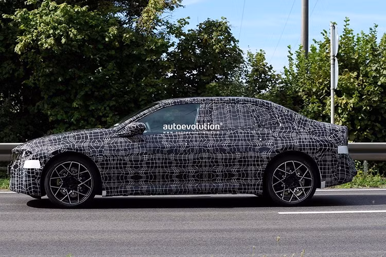 Bên trong khoang lái, BMW i3 sẽ sử dụng giao diện Panoramic iDrive thế hệ mới. Thay vì cụm đồng hồ truyền thống, các thông tin vận hành được hiển thị trực tiếp trên phần chân kính chắn gió. Hệ thống này kết hợp với màn hình cảm ứng trung tâm giúp người lái theo dõi thông tin dễ dàng hơn trong quá trình vận hành.