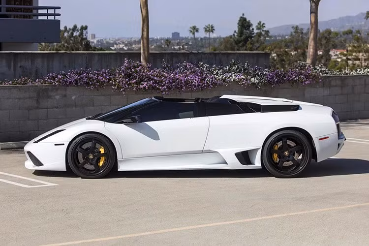 Theo chủ nhân mới chiếc xe cho hay - tôi nghĩ đây có lẽ là chiếc Lamborghini yêu thích nhất của tôi từ trước đến nay, tôi nghĩ nó đẹp hơn và có vẻ ngoài mang tính biểu tượng hơn cả Aventador hay Revuelto. Tôi cũng thích nó hơn Reventon, chiếc xe đóng vai trò như một cầu nối giữa Murcielago và Aventador.