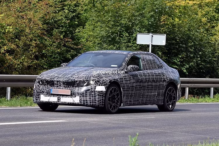 Phiên bản ra mắt ban đầu của BMW i3 dự kiến sử dụng hệ dẫn động hai mô-tơ với công suất khoảng 469 mã lực. Sau khi ra mắt phiên bản tiêu chuẩn, BMW có kế hoạch mở rộng dòng sản phẩm với các phiên bản mô-tơ đơn có giá thấp hơn, cùng các biến thể hiệu năng cao thuộc dòng M-lite.