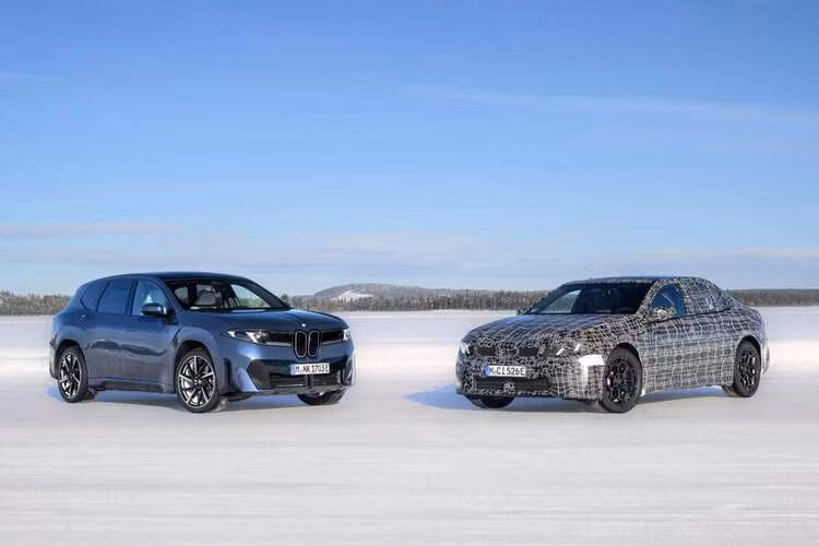 BMW i3 là mẫu sedan đầu tiên sử dụng nền tảng Neue Klasse, kiến trúc mới dành cho các dòng xe điện của hãng trong tương lai. Song song với phiên bản thuần điện, BMW cũng dự kiến giới thiệu thế hệ 3 Series mới sử dụng động cơ đốt trong. Mẫu xe này có thiết kế gần tương tự nhưng sử dụng nền tảng CLAR được nâng cấp từ các dòng xe hiện tại.