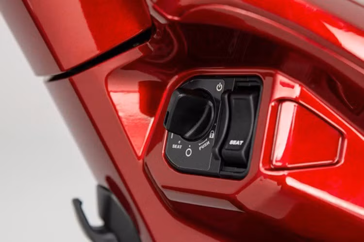 Trang bị hiện đại nhất trên xe là hệ thống khóa thông minh (Smart Key) tích hợp định vị âm thanh, hệ thống chống trộm âm thanh tự động kích hoạt khi phát hiện rung lắc khi xe đang khóa.