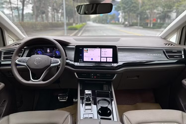 Bên trong xe, những trang bị của Volkswagen Teramont Limited Edition cũng được bổ sung cho phiên bản Limited Black Edition như vô lăng bọc da Nappa với các nút cảm ứng,...
