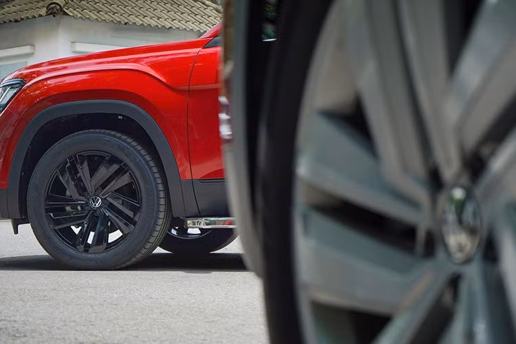 Chưa hết, Volkswagen Teramont Limited Black Edition còn sở hữu những trang bị tiện nghi giống Teramont Limited Edition như bệ bước chân mới, hỗ trợ việc lên/xuống xe, và cửa cốp chỉnh điện có thêm cảm biến đá cốp để mở rảnh tay.