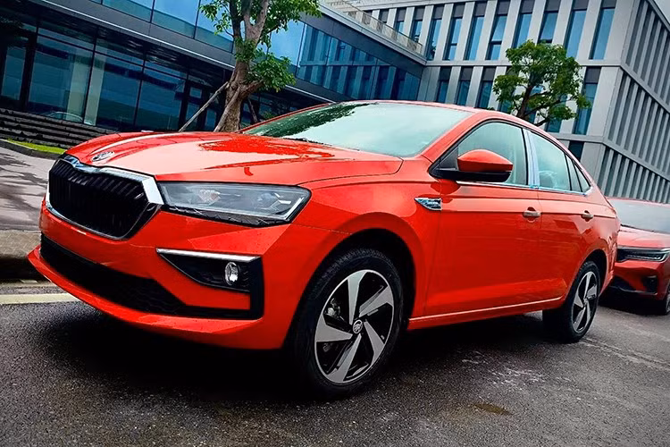 Mẫu xe sedan Skoda Slavia 2025 sẽ được lắp ráp trong nước tại nhà máy ở Quảng Ninh. Những hình ảnh đầu tiên cho thấy Skoda Slavia đã xuất hiện tại nhà máy lắp ráp với đầy đủ các phiên bản, sẵn sàng cho kế hoạch ra mắt trong thời gian tới.