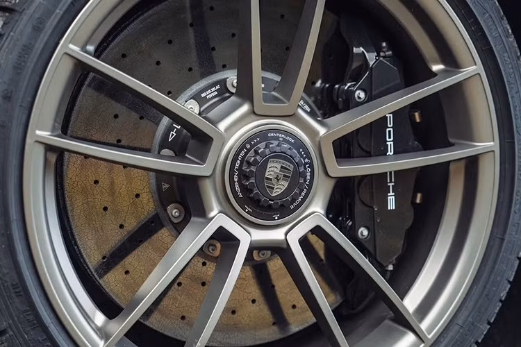 Porsche 911 Turbo 50 Years còn được trang bị huy hiệu tại lưới tản nhiệt động cơ với dòng chữ "Turbo 50 1974-2024", kèm hình ảnh phác họa của cụm turbo hình vỏ ốc đặc trưng.