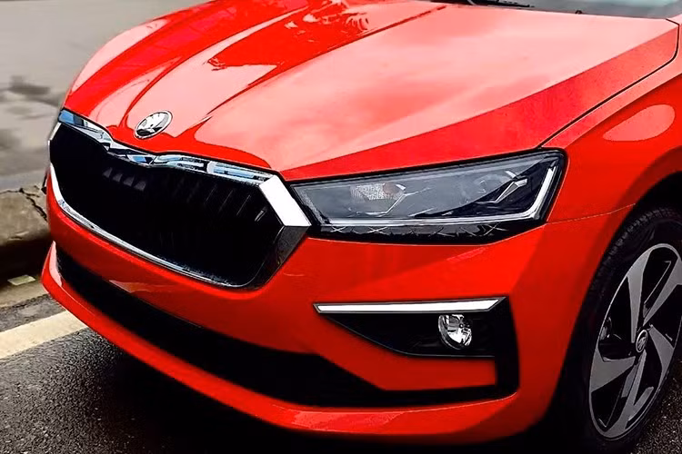 Skoda Slavia 2025 mới sở hữu thiết kế ngoại thất đậm chất châu Âu, với những khác biệt rõ nét giữa các phiên bản. Bản cao cấp Style được trang bị bộ mâm 5 chấu đơn kích thước 17 inch, hệ thống đèn LED hoàn toàn, trong khi bản Ambition dùng mâm 16 inch đa chấu, đèn pha halogen.