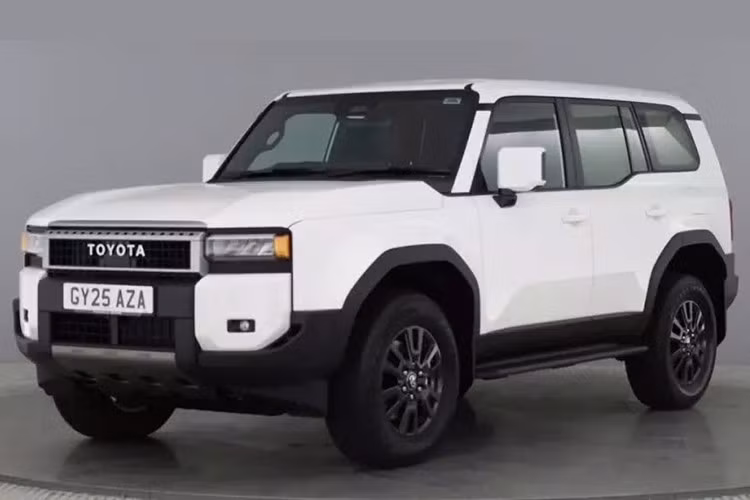 Bên cạnh việc giới thiệu phiên bản mild hybrid của Toyota Land Cruiser Prado 250 Series 2025 mới, hãng xe Nhật còn tung ra mẫu SUV Land Cruiser Commercial hoàn toàn mới ở thị trường châu Âu.
