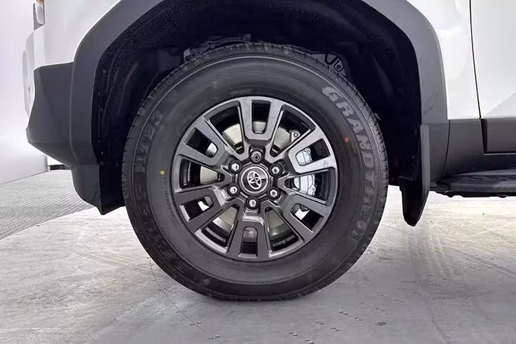 Toyota Land Cruiser Prado thế hệ cũ cũng từng có phiên bản thương mại tại thị trường châu Âu. Tuy nhiên, phiên bản kế nhiệm này đã được nâng cấp vượt trội về trang bị. Toyota Land Cruiser Commercial sở hữu mâm hợp kim 18 inch, ghế lái chỉnh điện, cửa hậu chỉnh điện với kính mở riêng...