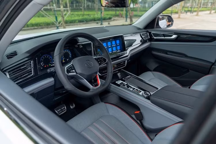 Những trang bị còn lại của Volkswagen Teramont Limited Black Edition vẫn giống Teramont tiêu chuẩn, điển hình như ghế bọc da, ghế lái chỉnh điện 10 hướng, bảng đồng hồ kỹ thuật số 10 inch, màn hình cảm ứng trung tâm 8 inch hay phanh tay điện tử.