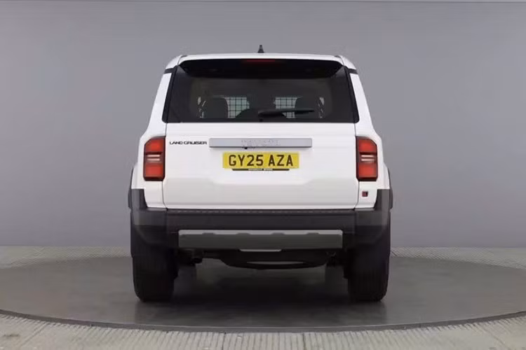 Khoang chứa hàng phía sau của Toyota Land Cruiser Commercial có kích thước cụ thể gồm chiều cao 1.090 mm, chiều dài 1.685 mm và chiều rộng tối đa 1.286 mm. Dung tích cốp sau theo chuẩn VDA đạt tới 2.000 lít. Ngoài ra, xe còn có thể kéo tải lên tới 3,5 tấn.