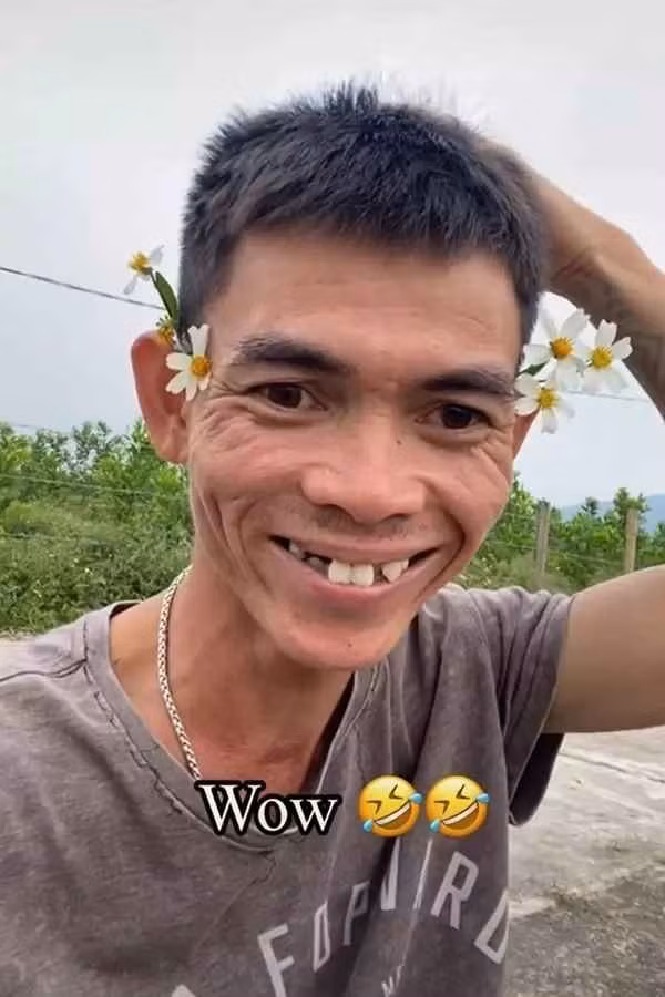 Tuy nhiên, do bệnh phổi của Sô Y Tiết ngày càng nặng, anh được bác gái đón về sống cùng. Di chứng của bệnh viêm phổi mãn tính khiến anh lúc nào cũng gầy gò, ốm yếu.