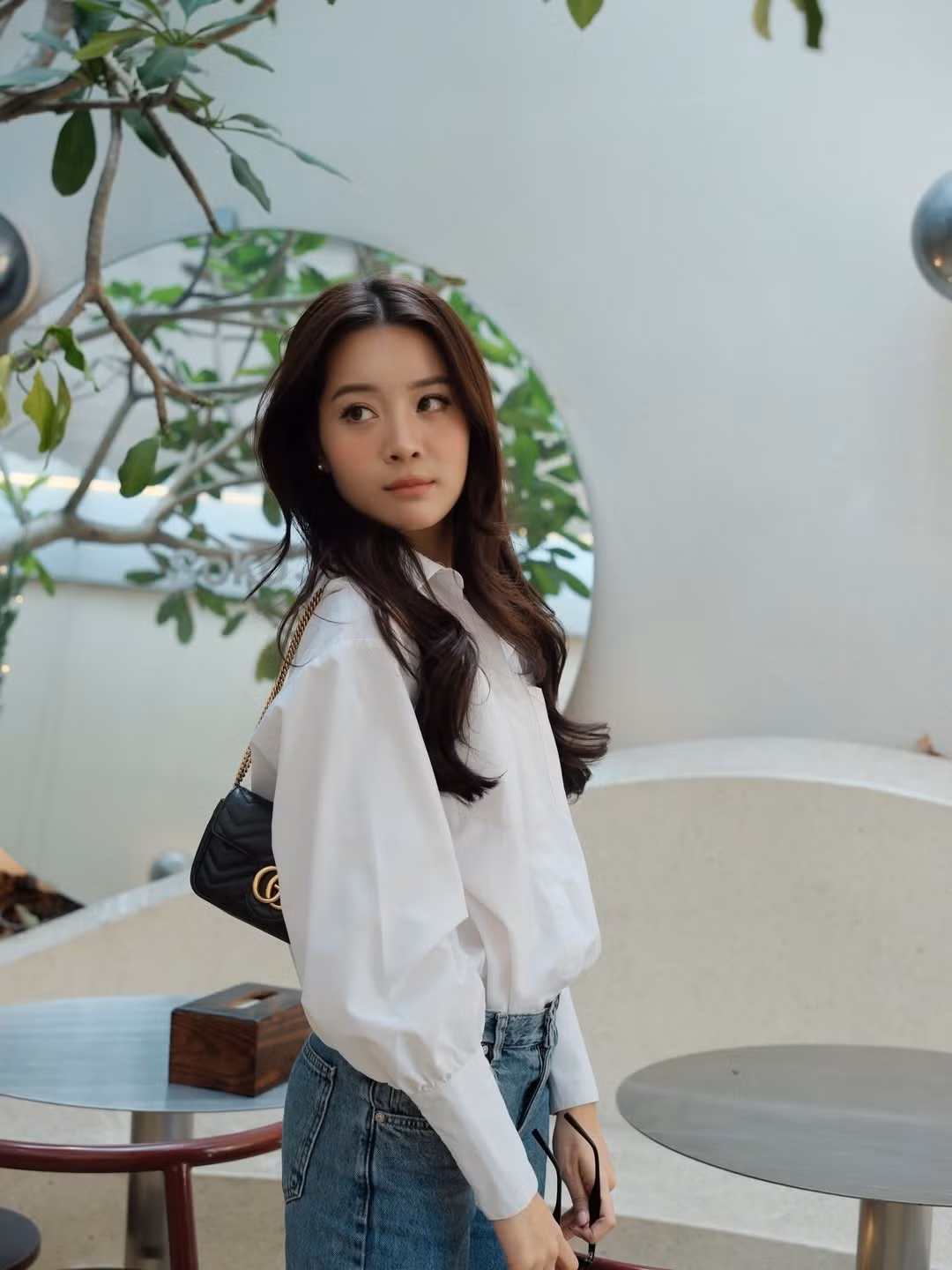 Nhan sắc của Karen Nguyễn gây ấn tượng bởi vẻ đẹp dịu dàng pha chút sắc sảo. Gương mặt thanh tú, làn da mịn màng cùng đôi mắt to, sáng mang đến cảm giác vừa gần gũi vừa cuốn hút.